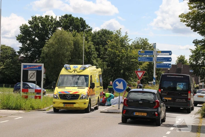 Fietsster gewond nadat ze tegen auto botste