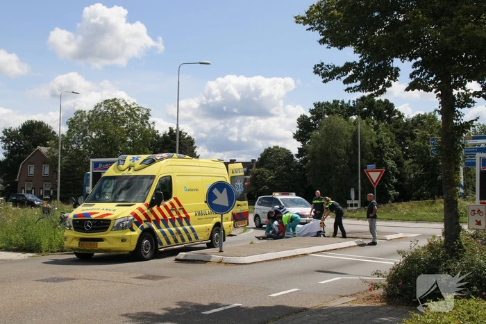 Fietsster gewond nadat ze tegen auto botste