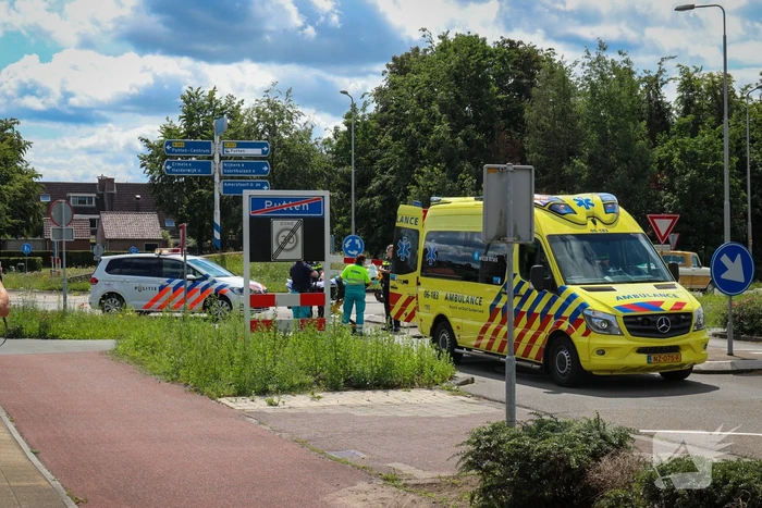 Fietsster gewond nadat ze tegen auto botste