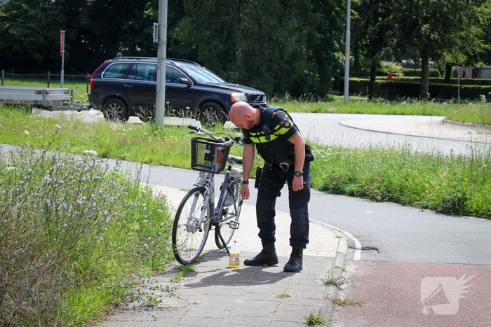 Fietsster gewond nadat ze tegen auto botste