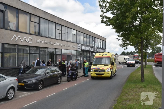 Gewonde bij aanrijding tussen scooter en auto