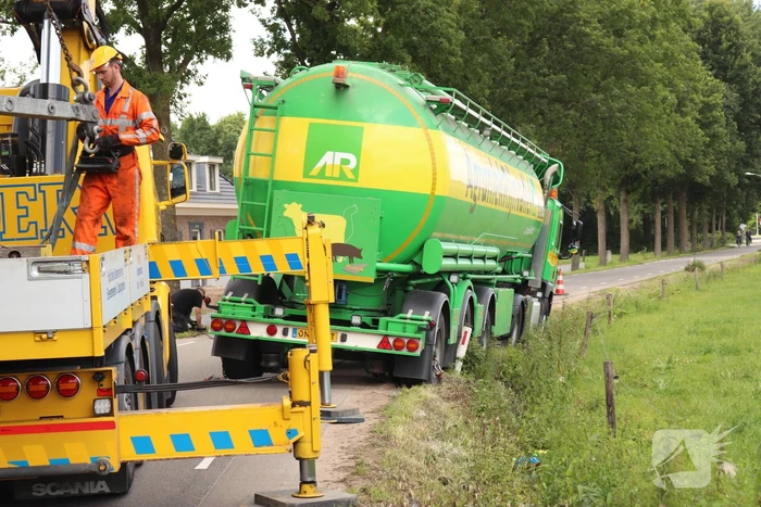 Vrachtwagen met bulkoplegger zakt weg in berm