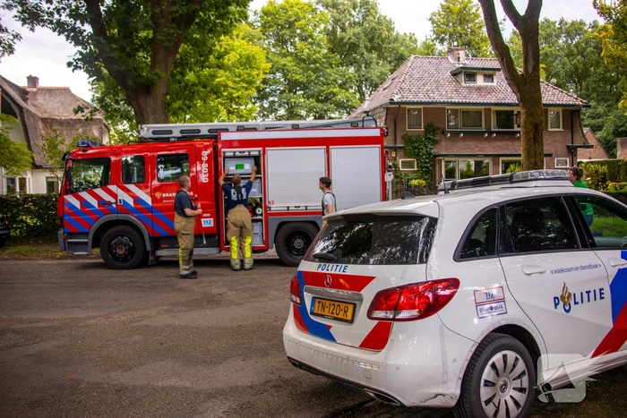 Trap van woning vat vlam door verfbrander