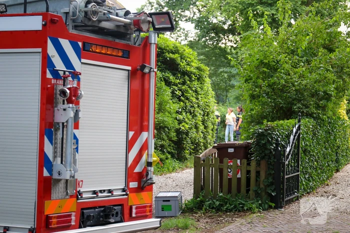 Trap van woning vat vlam door verfbrander