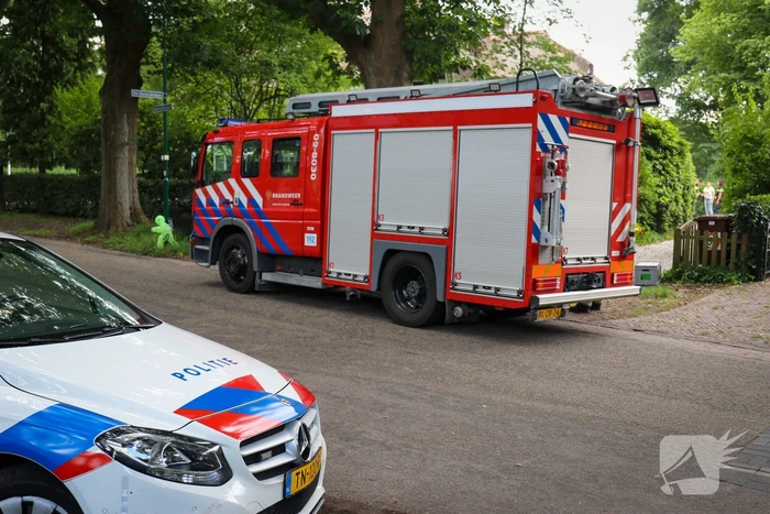 Trap van woning vat vlam door verfbrander