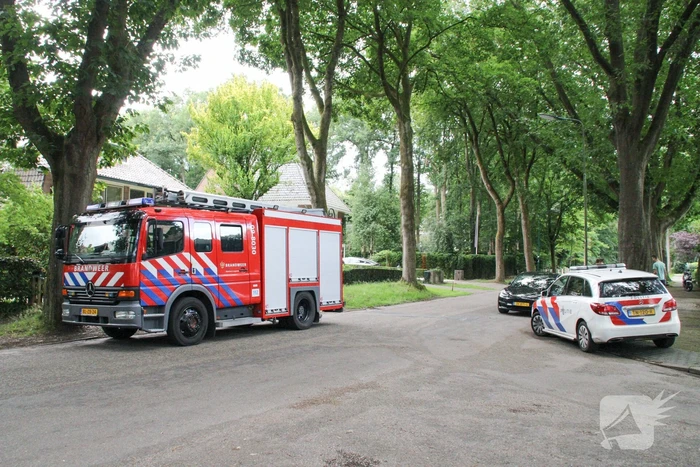 Trap van woning vat vlam door verfbrander