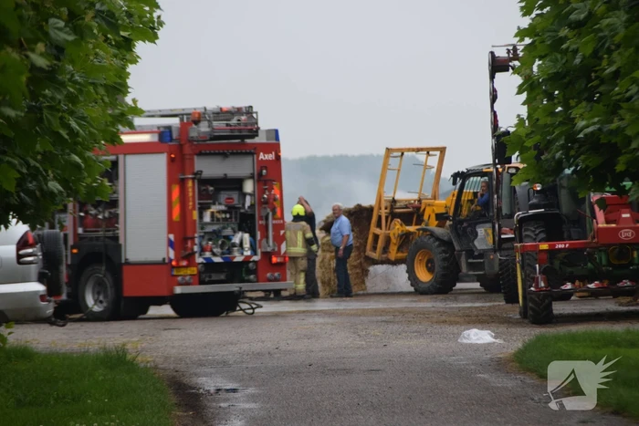 Hooibalen in schuur zorgen voor brand