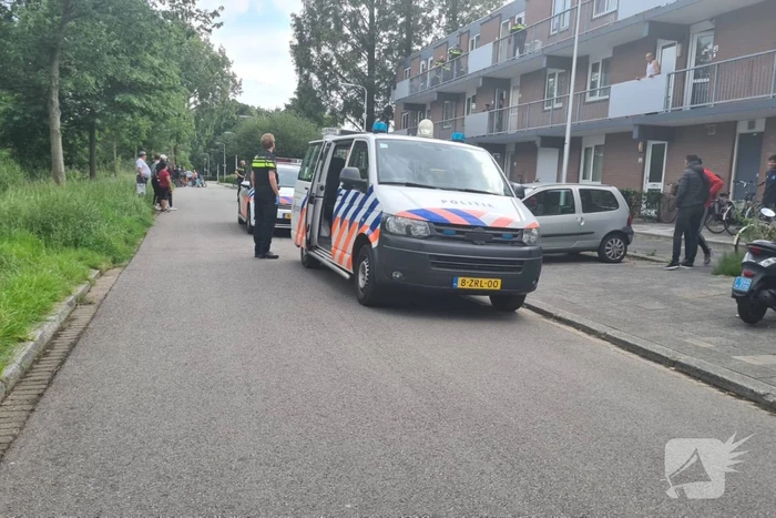 Persoon aangehouden in op een galerij van flat