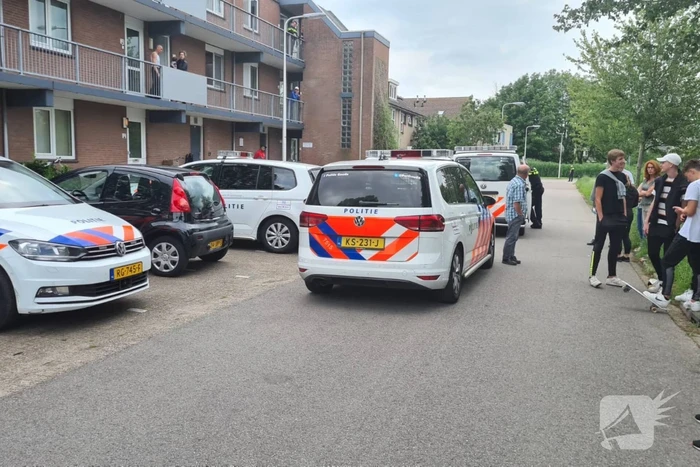 Persoon aangehouden in op een galerij van flat
