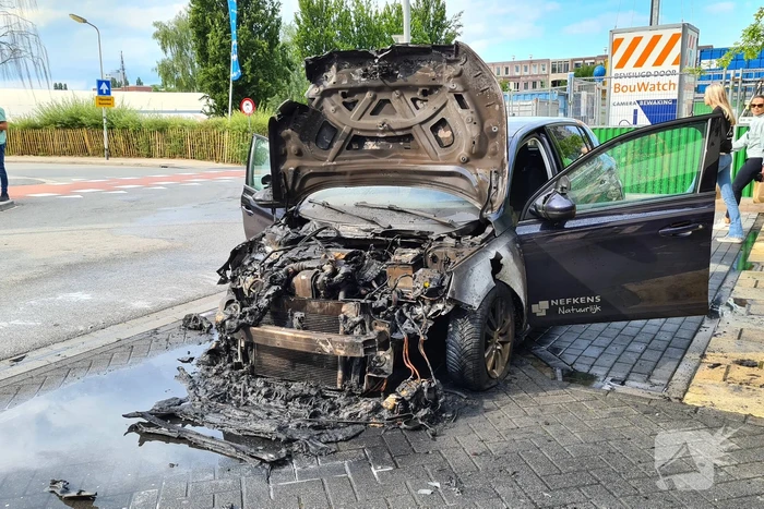 Lesauto vat vlam