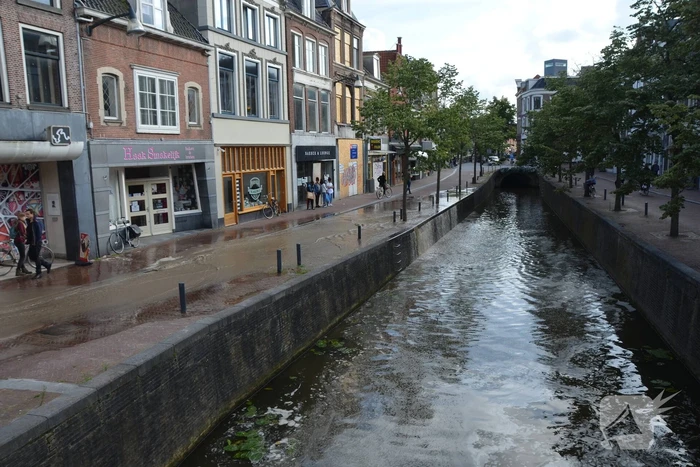 Winkelstraat blank na gesprongen waterleiding