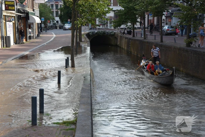 Winkelstraat blank na gesprongen waterleiding