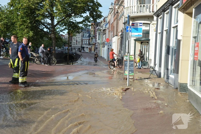 Winkelstraat blank na gesprongen waterleiding