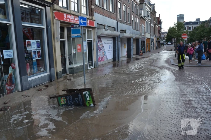 Winkelstraat blank na gesprongen waterleiding