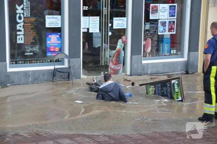 Winkelstraat blank na gesprongen waterleiding