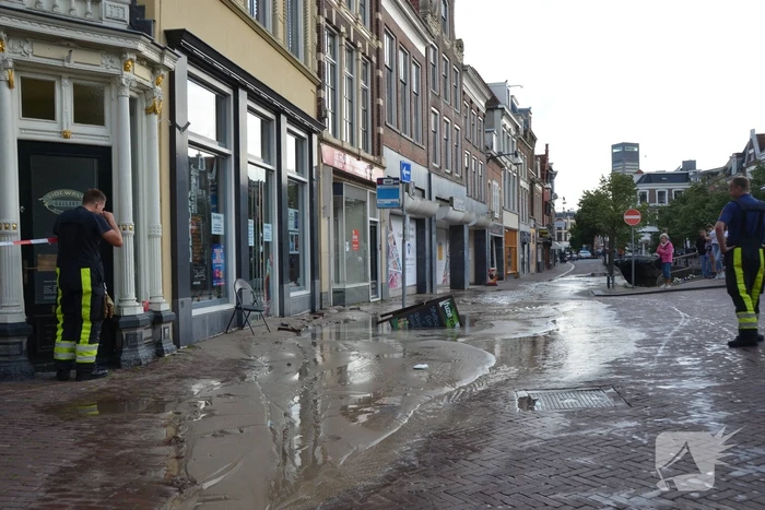 Winkelstraat blank na gesprongen waterleiding