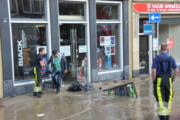 Winkelstraat blank na gesprongen waterleiding