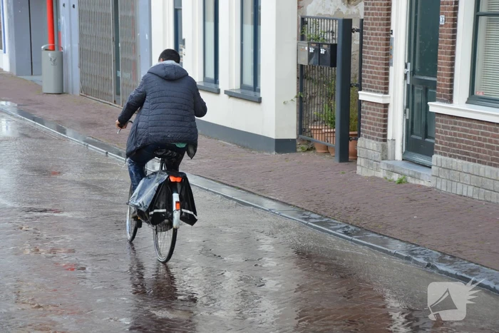 Winkelstraat blank na gesprongen waterleiding