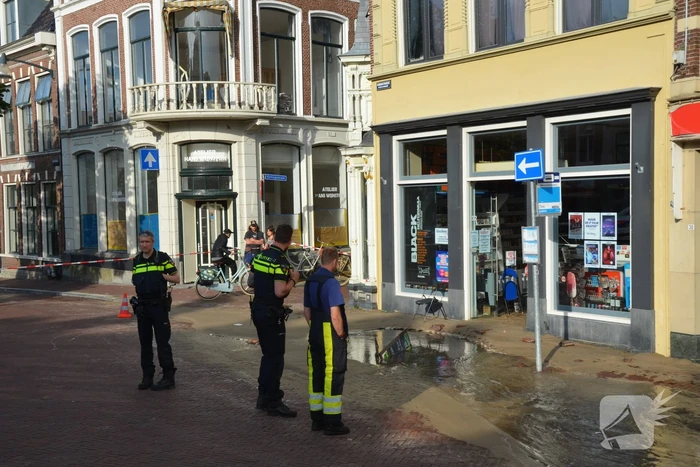 Winkelstraat blank na gesprongen waterleiding