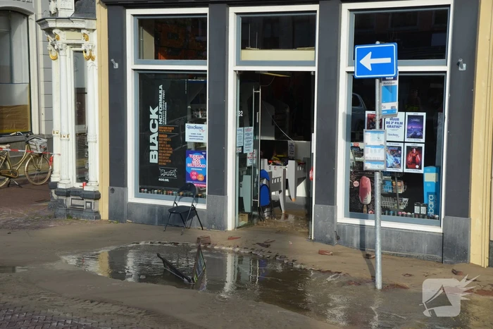 Winkelstraat blank na gesprongen waterleiding