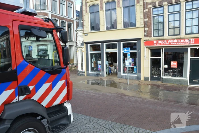 Winkelstraat blank na gesprongen waterleiding