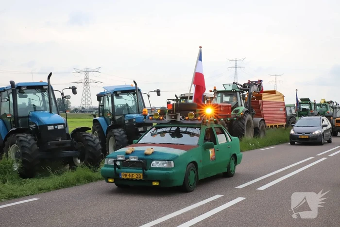 Boeren houden protest met meerdere tractoren