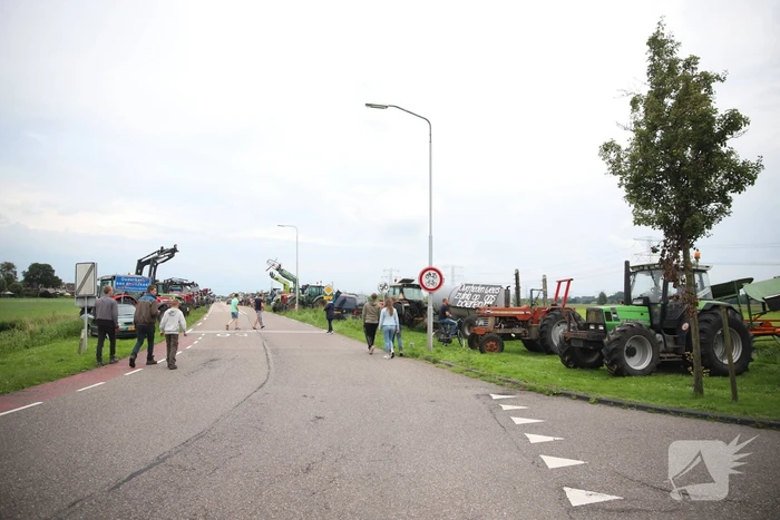 Boeren houden protest met meerdere tractoren