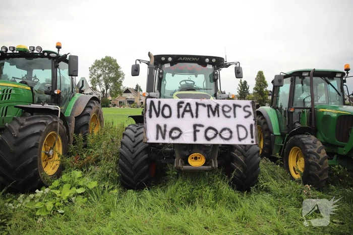 Boeren houden protest met meerdere tractoren