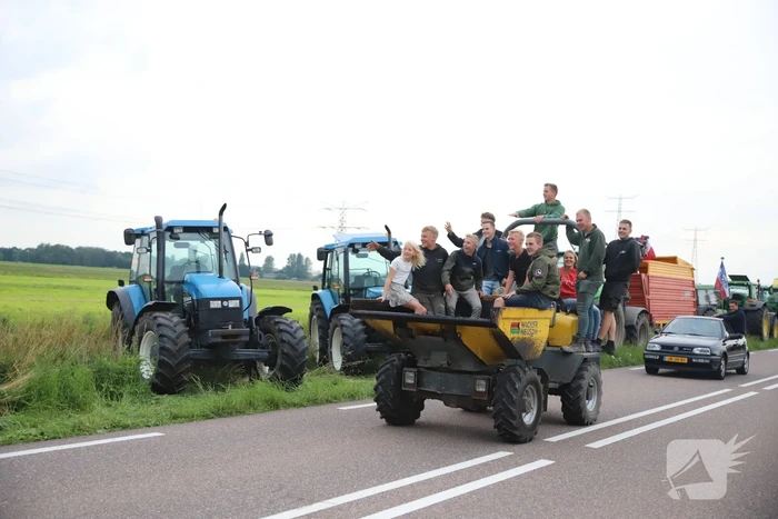 Boeren houden protest met meerdere tractoren