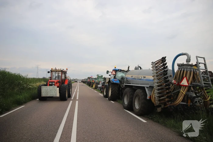 Boeren houden protest met meerdere tractoren