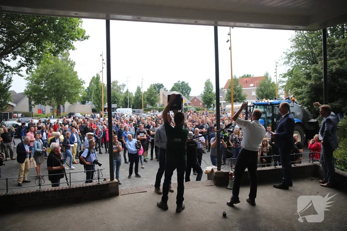 Boeren houden protest met meerdere tractoren