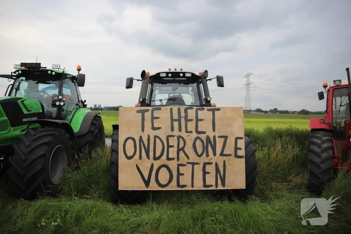 Boeren houden protest met meerdere tractoren