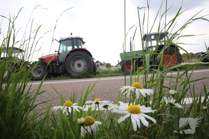 Boeren houden protest met meerdere tractoren