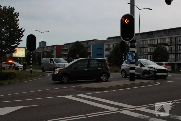 Personenauto's botsen op kruispunt