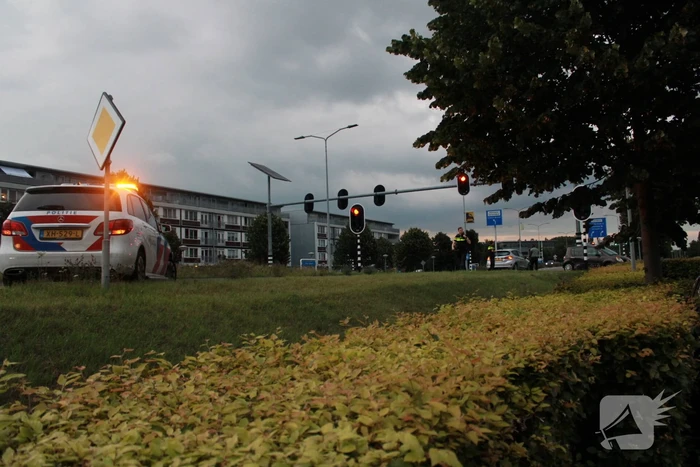 Personenauto's botsen op kruispunt