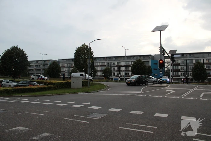 Personenauto's botsen op kruispunt