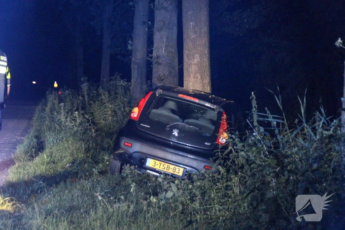 Auto zwaarbeschadigd na botsing tegen boom