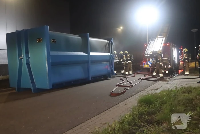 Loods vol rook na brand in container met matrassen