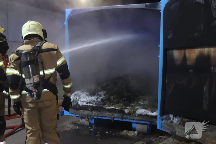 Loods vol rook na brand in container met matrassen