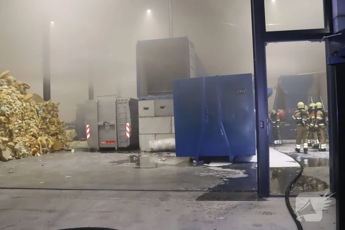 Loods vol rook na brand in container met matrassen