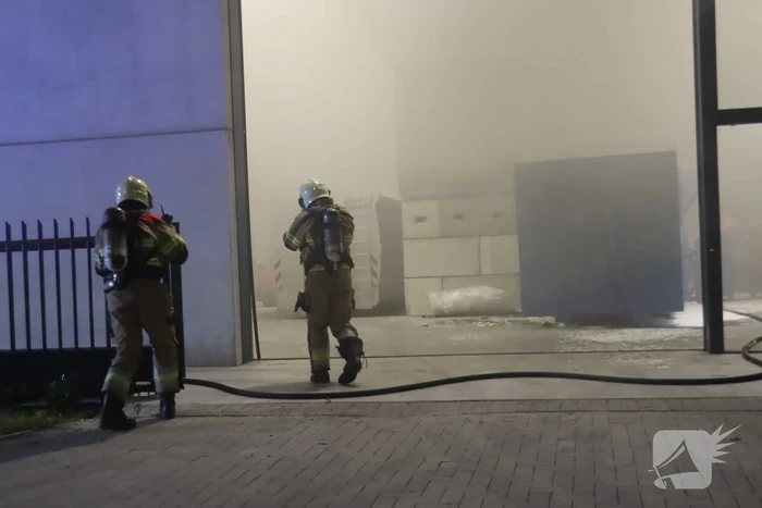 Loods vol rook na brand in container met matrassen