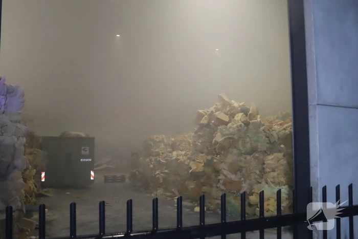 Loods vol rook na brand in container met matrassen