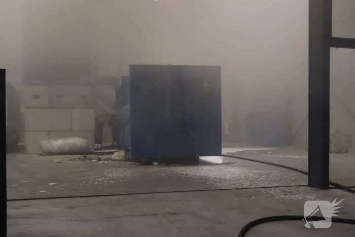 Loods vol rook na brand in container met matrassen