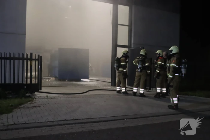 Loods vol rook na brand in container met matrassen
