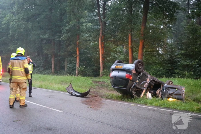 Auto belandt op dak na ongeval