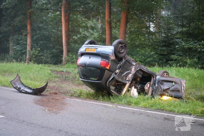 Auto belandt op dak na ongeval