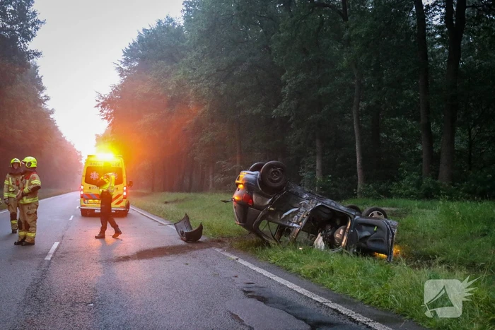Auto belandt op dak na ongeval