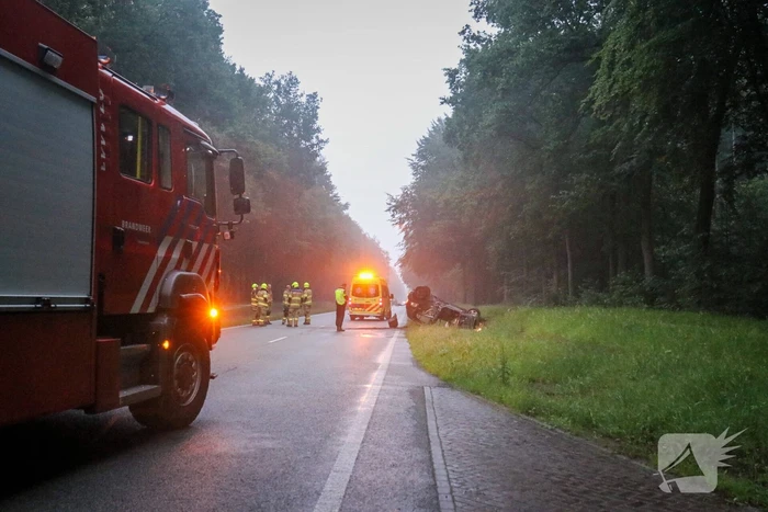 Auto belandt op dak na ongeval