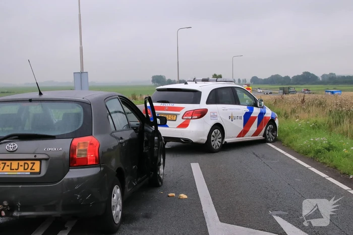 Politieauto ramt personenauto, inzittenden aangehouden