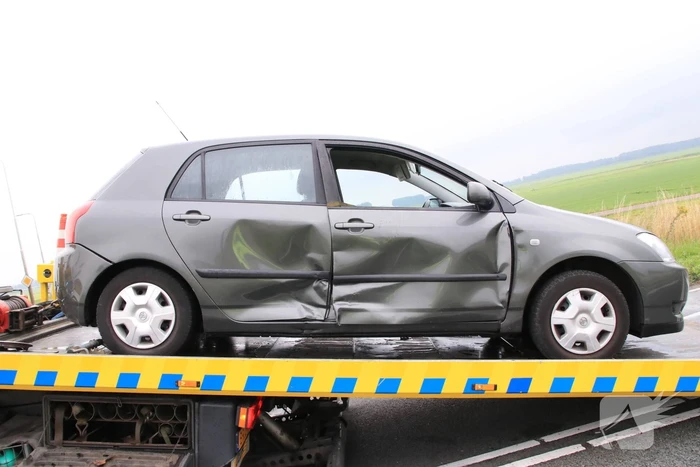 Politieauto ramt personenauto, inzittenden aangehouden